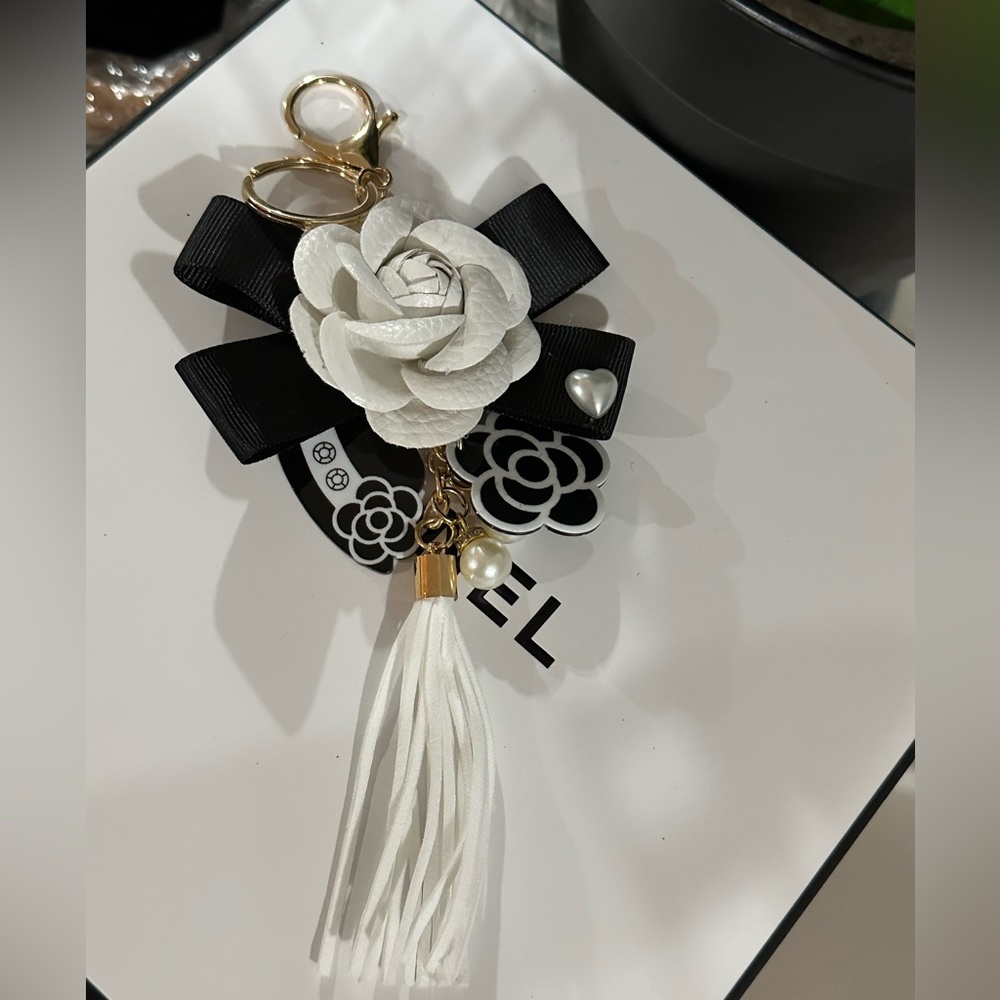 ️Camellia white Flower Keychain.